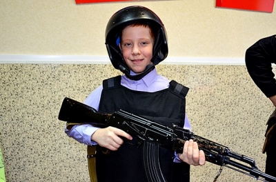 Воспитанники Озерского детского дома поздравили полицейских_9