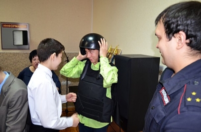Воспитанники Озерского детского дома поздравили полицейских_6